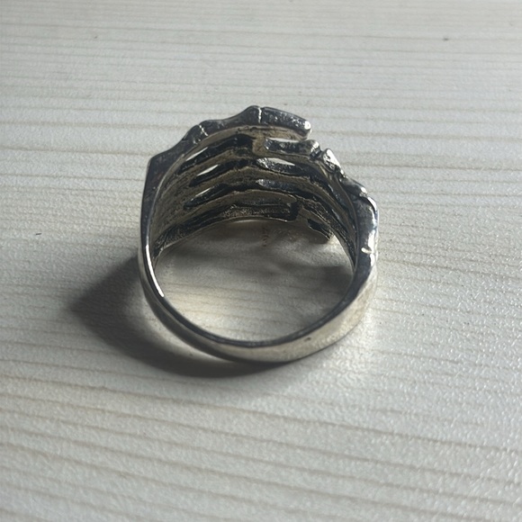 SKELETON HAND RING - Picture 3 of 5